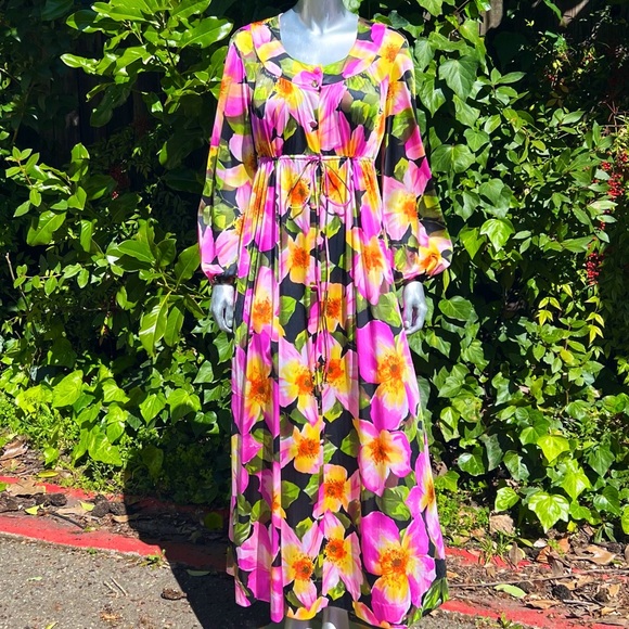 1970s Vanity Fair Elegant Floral Nightgown/Dress - Picture 7 of 7